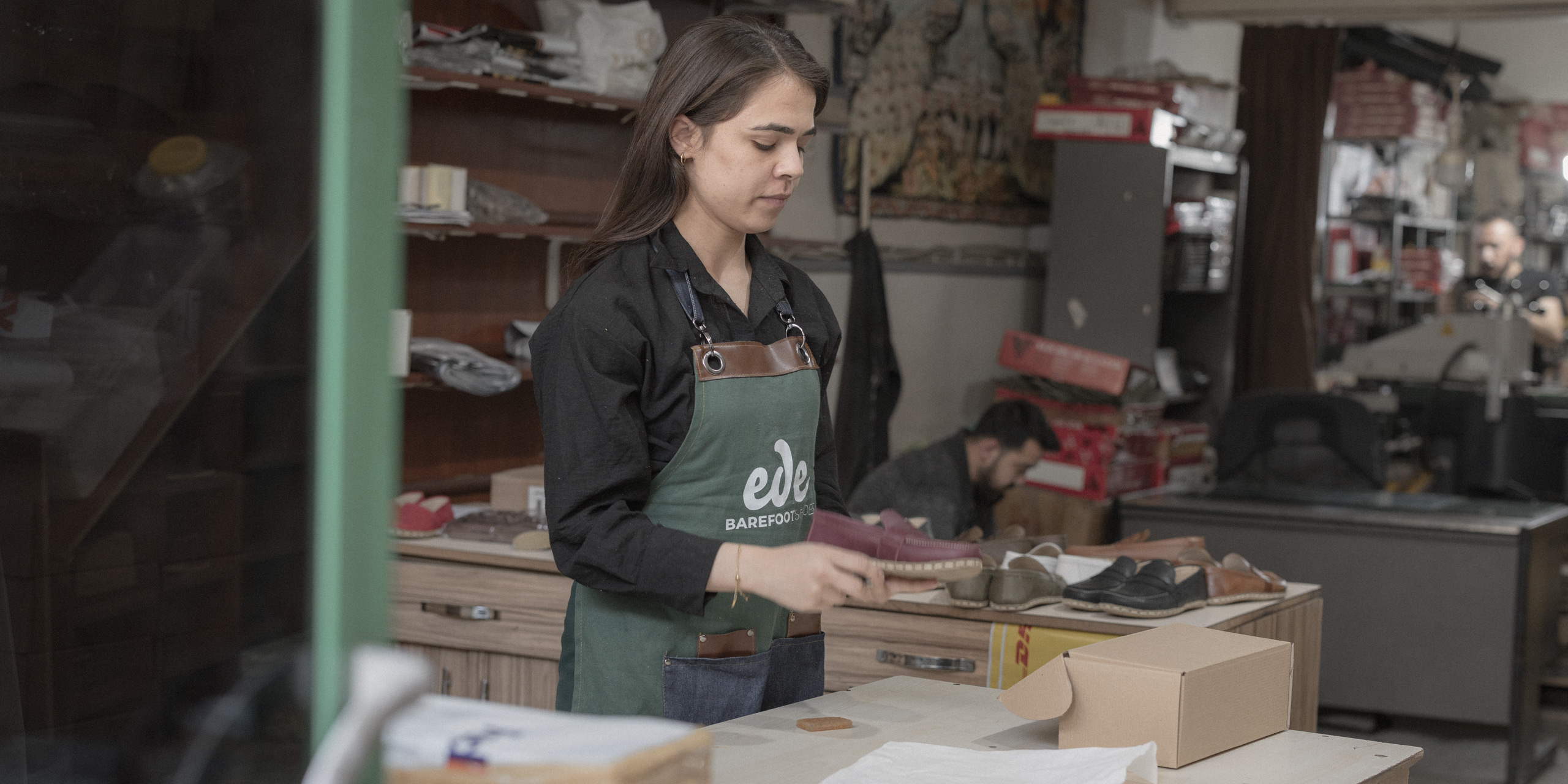 Quality check and DHL packing bench at Ede