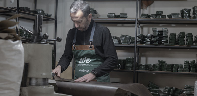 Craftsman cutting full-grain leather in the Ede atelier